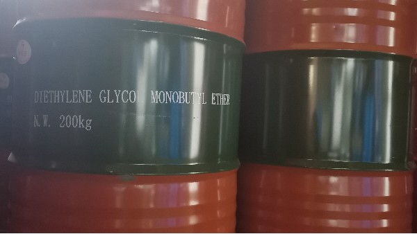 二乙二醇丁醚在玻璃水中的作用是？
